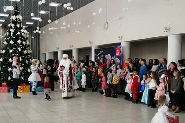 Парламентарии поздравили детей из многодетных семей